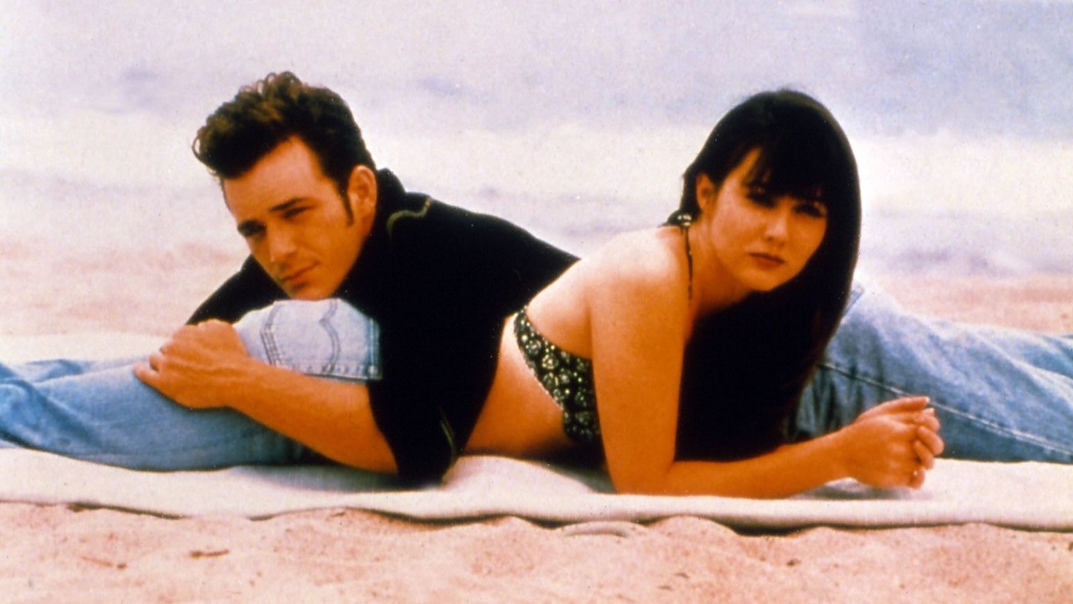 La química entre Luke Perry y Shannen Doherty traspasó la pantalla y enamoró a toda una generación