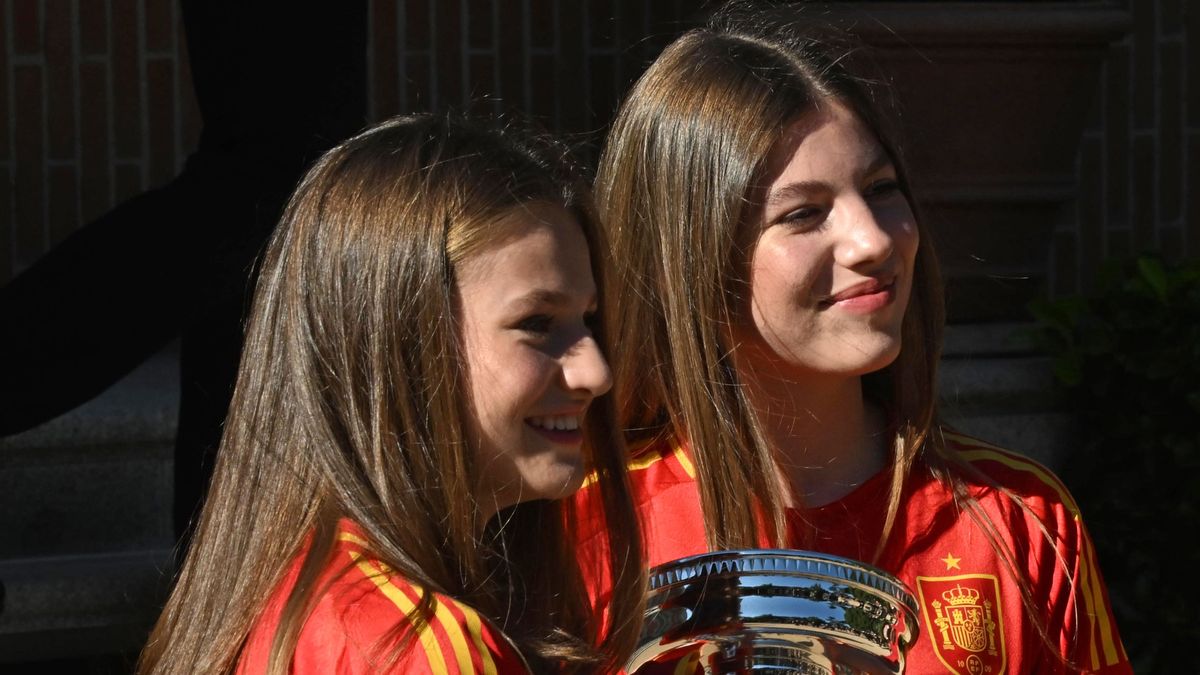 Leonor y Sofía con las camisetas de la Selección