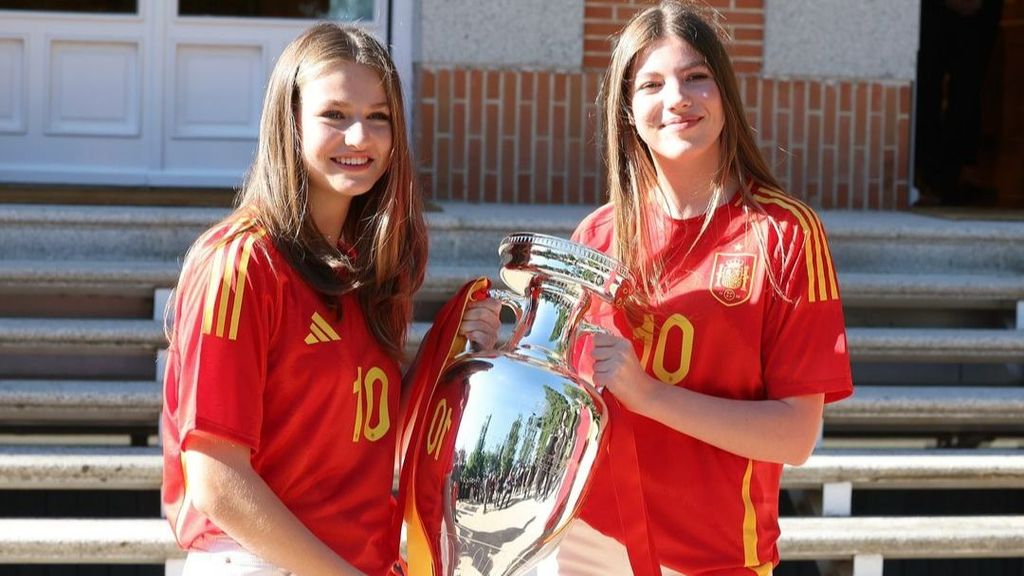 Los dos especiales símbolos que se esconden tras el posado de Leonor y Sofía con la Eurocopa