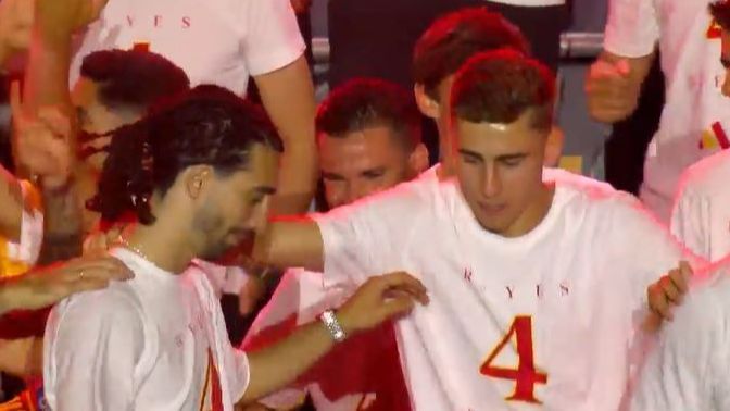 Los jugadores bailan 'Mi gran noche' de Raphael