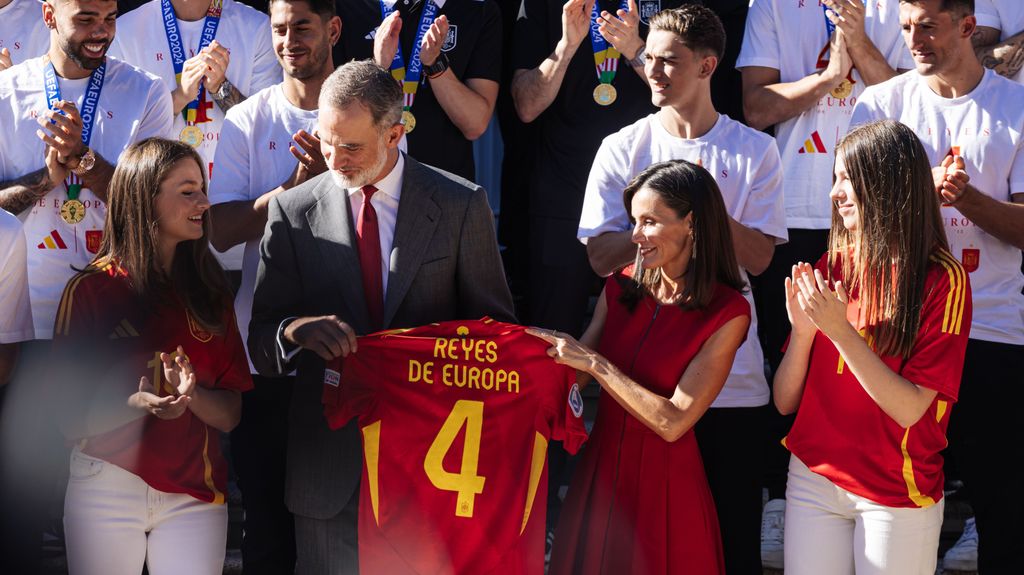 Los jugadores de la Selección junto a la familia real