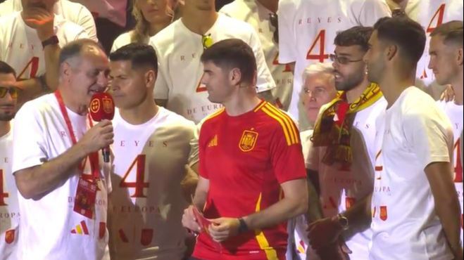 Mikel Merino, con su padre en el escenario