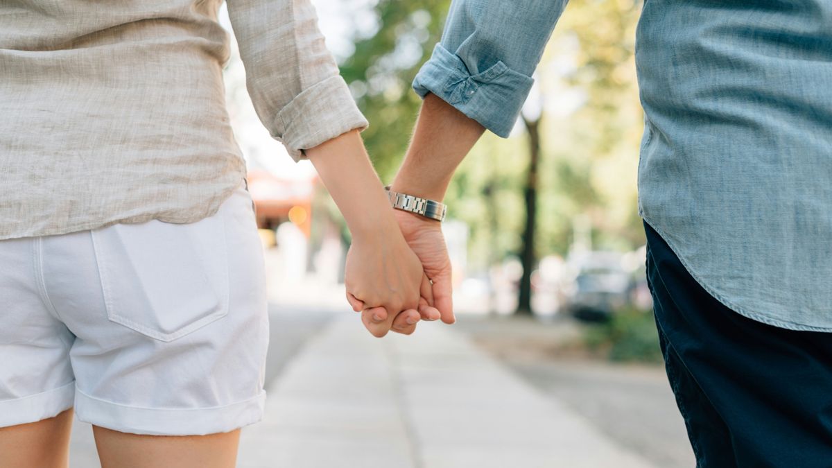 pareja paseando unsplash