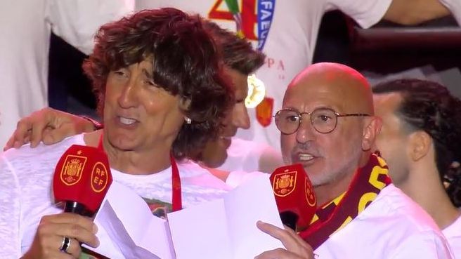 Patxi Salinas canta una canción de Julio Iglesias con Luis de la Fuente