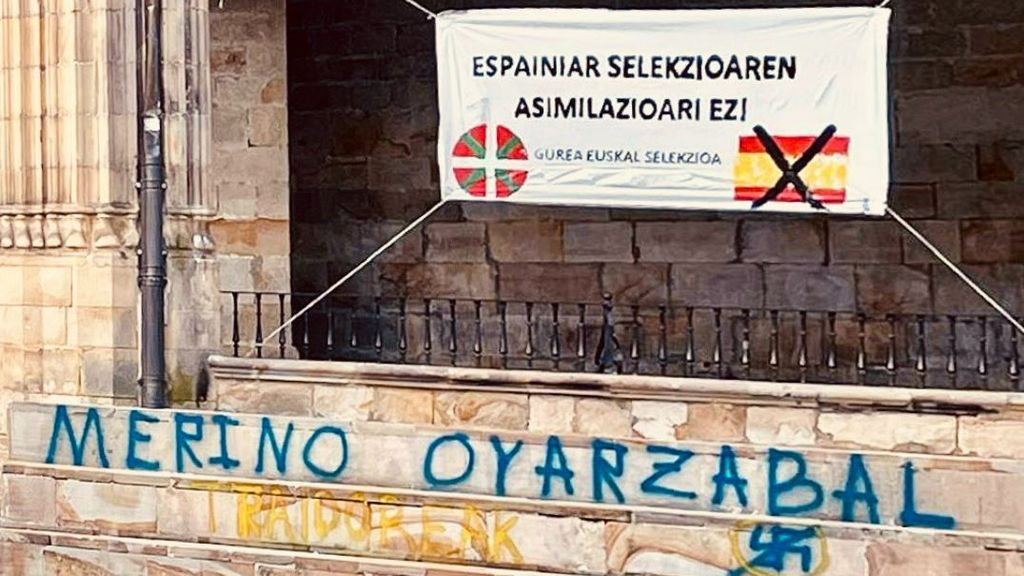 Pintadas y una pancarta contra Mikel Oyarzabal en Elorrio, el pueblo natal de su madre