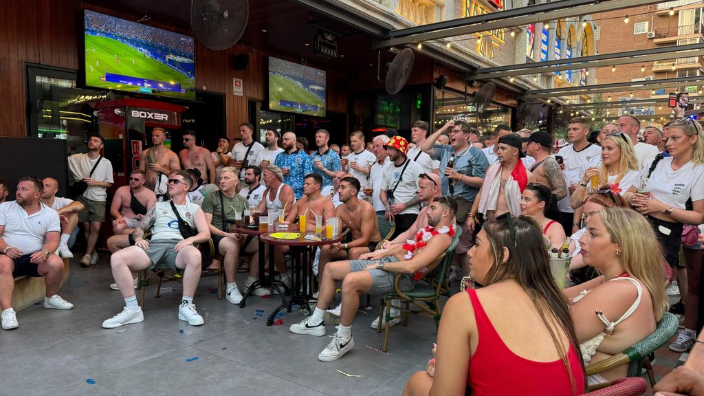 Un grupo de aficionados ingleses reunidos en una terraza de Benidorm para ver la final de la Eurocopa 2024