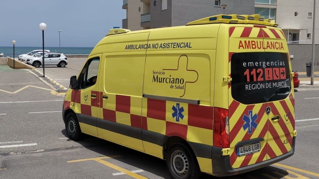 Unidad Móvil de Emergencias acude al lugar del atropello de una mujer en Jumilla, Murcia