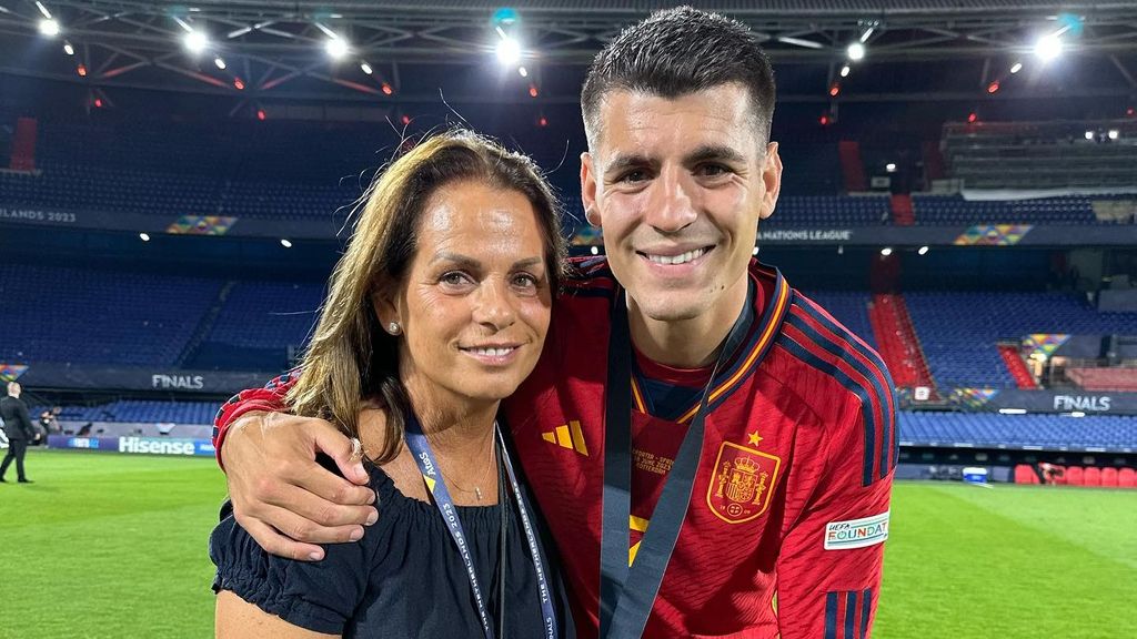 Alvaro Morata, capitán de la selección, junto a su madre, que le ha defendido de las críticas