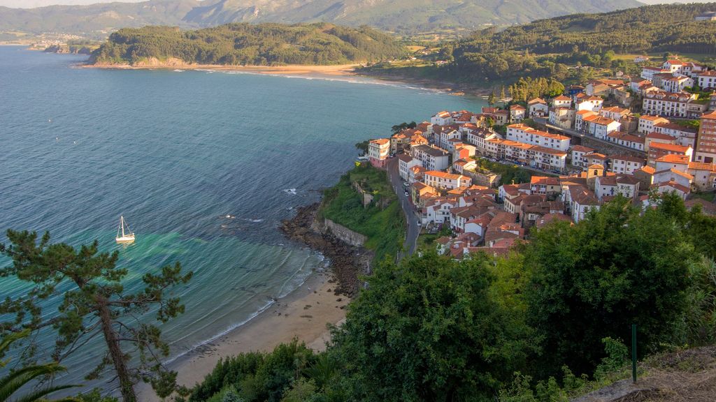 Cala escondida en Lastres, Asturias.