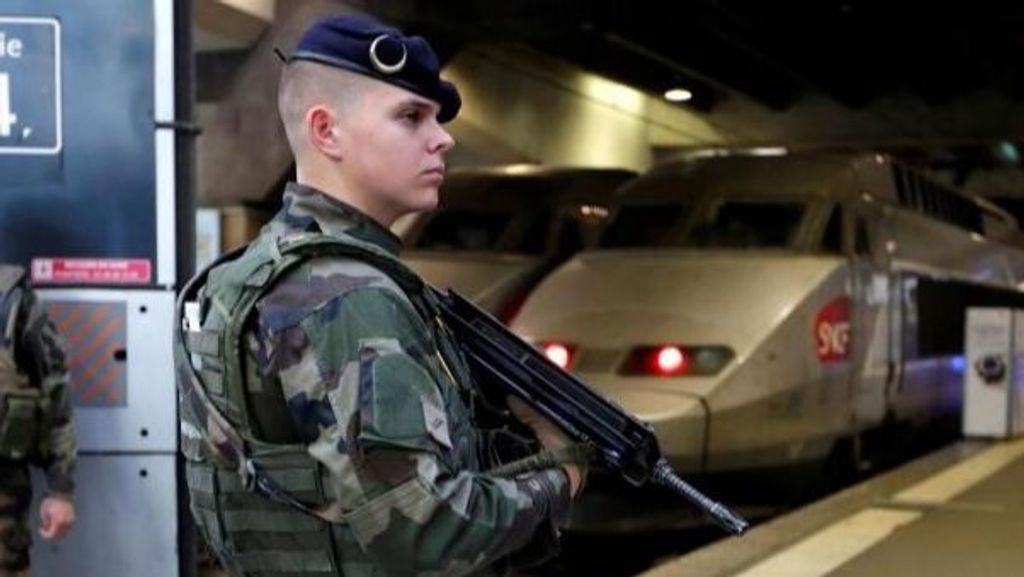 El militar patrullaba por la estación del Este, en París cuando fue apuñalado.