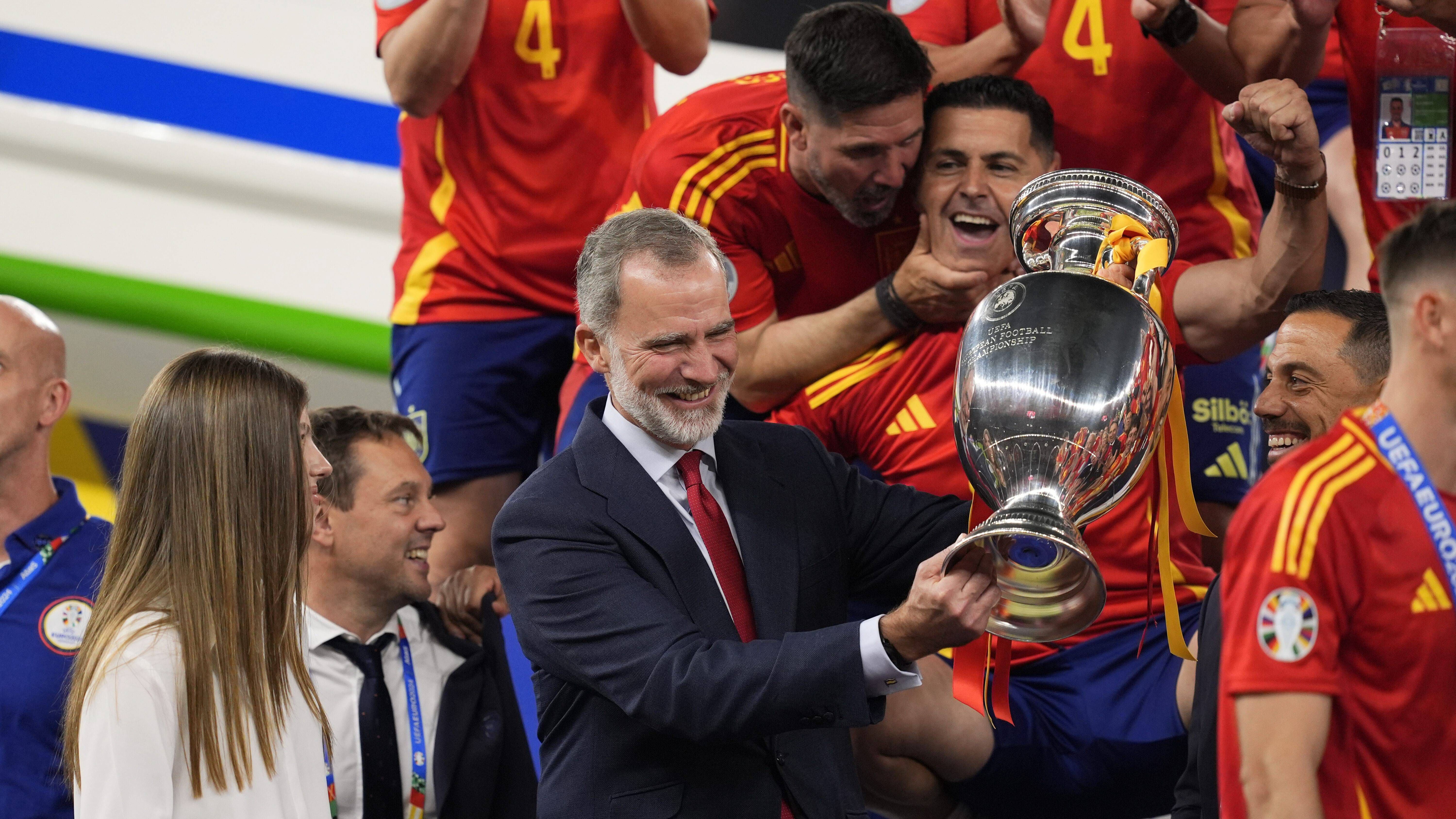 El rey y la infanta Sofía entregando la Eurocopa a la selección española.