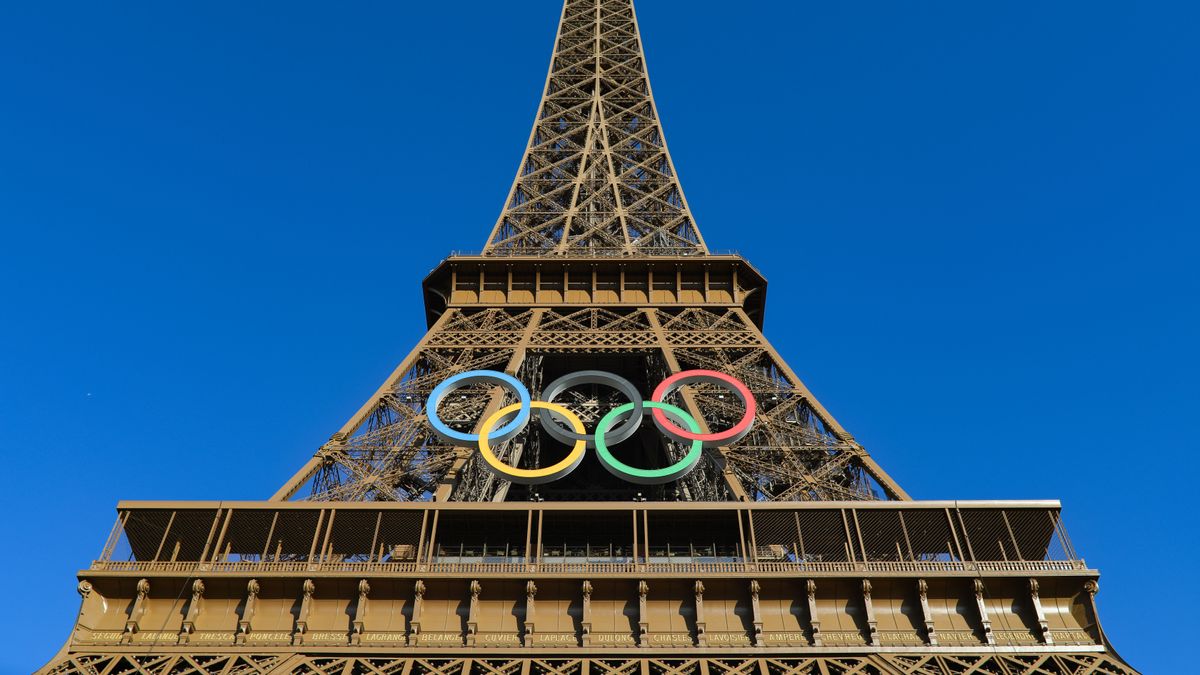 EuropaPress 6083121 10 july 2024 france paris the eiffel tower harbors the olympic rings for