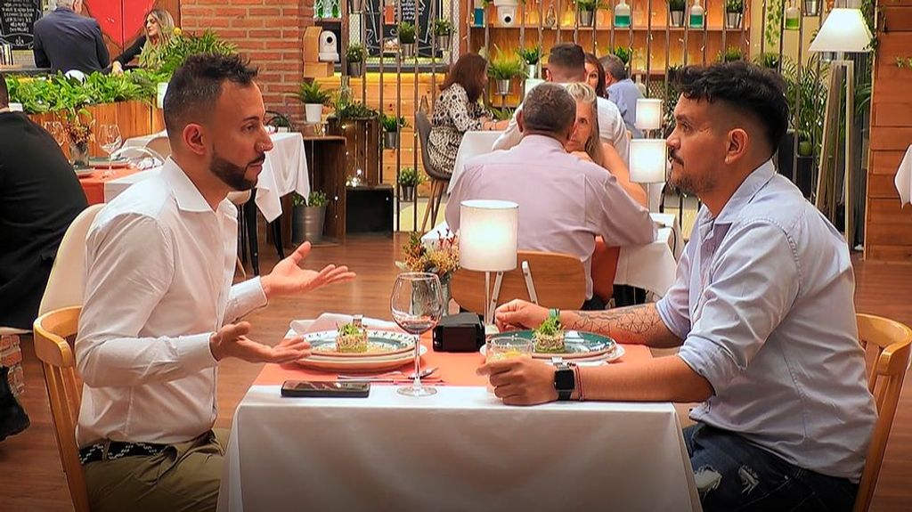 Félix y Jonás durante su cita en 'First Dates'