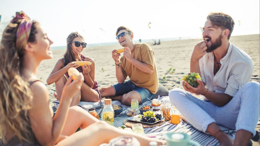 Gente comiendo en la playa