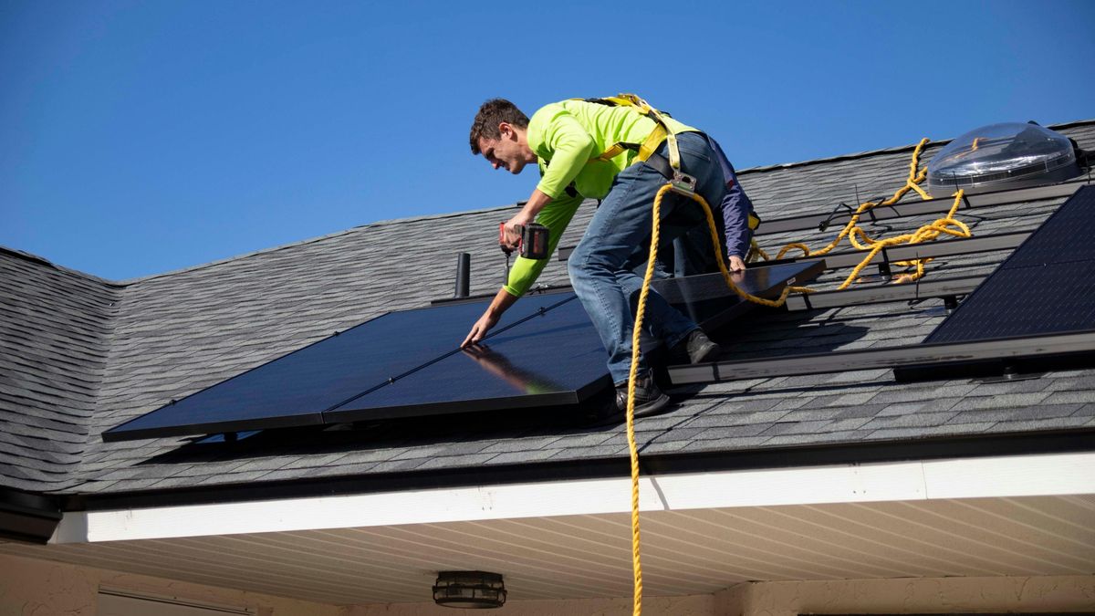 Instalación de placas solares en un tejado