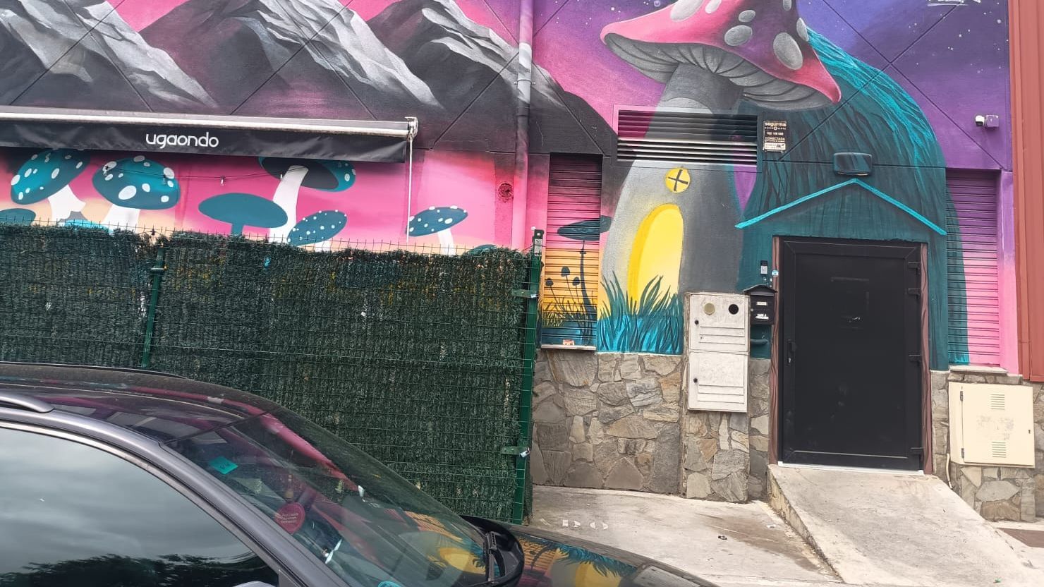 La víctima estaba en un coche aparcado en un polígono junto a esta discoteca en Ugao-Miraballes