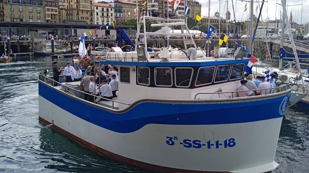 La Virgen del Carmen ha paseado por aguas de la bahía donostiarra a bordo del Isturiz