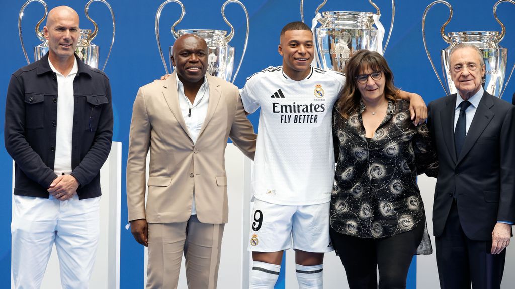 Las lágrimas de emoción de los padres de Kylian Mbappé en su presentación con el Real Madrid