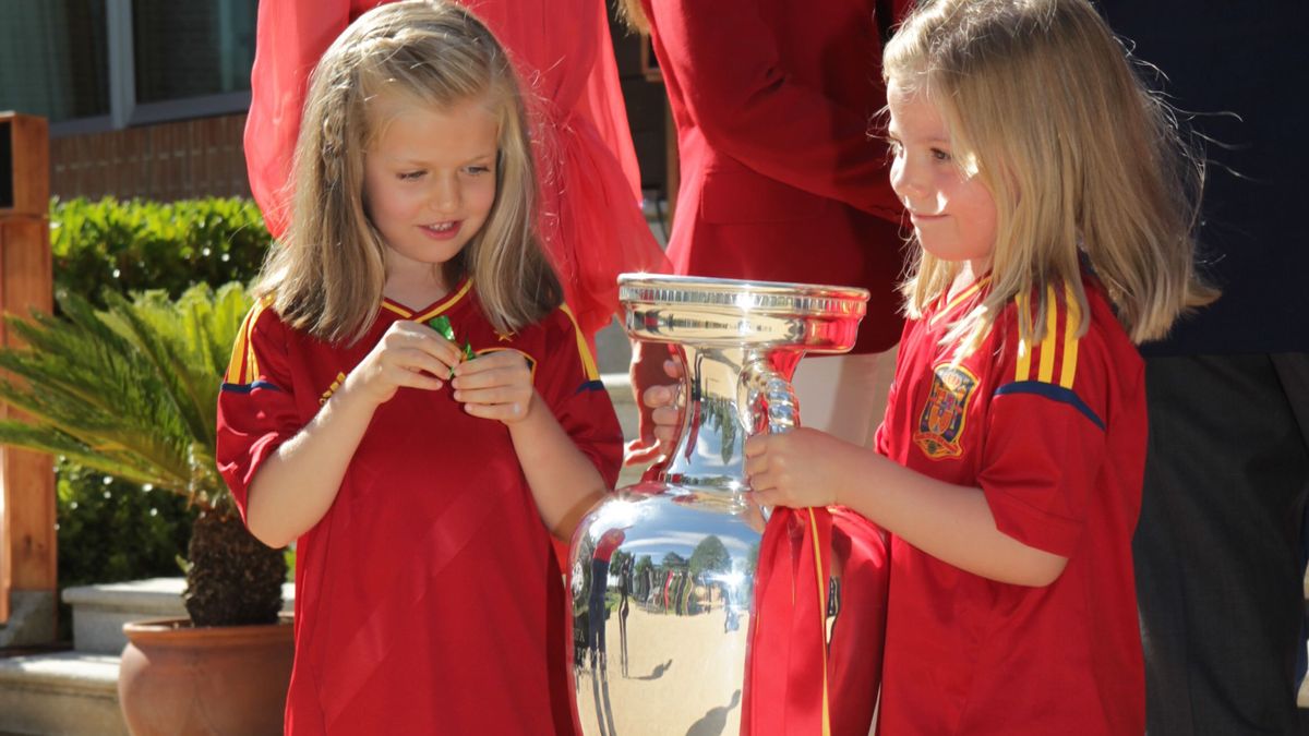 Leonor y Sofía, con la Eurocopa de 2012