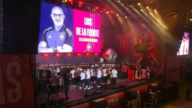 Los jugadores mantean a Luis de la Fuente