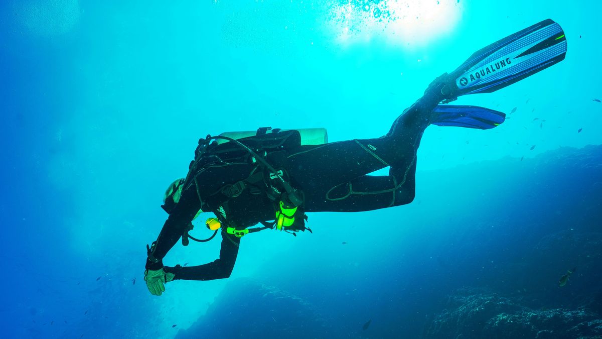 Practicando el buceo en el mar