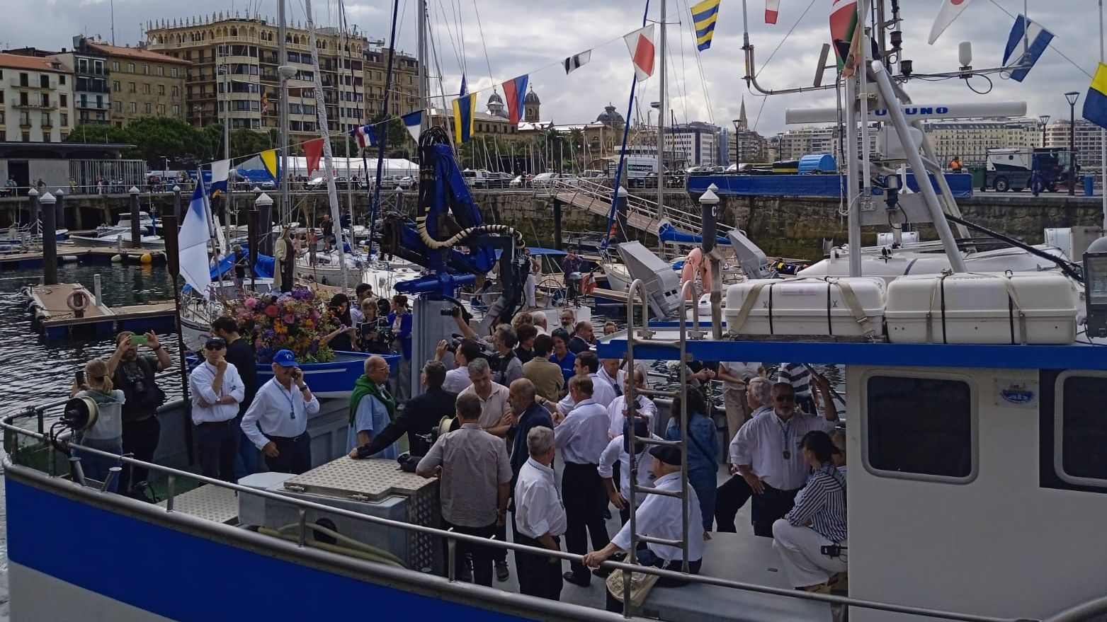 Txistularis y un coro han acompañado a la Virgen del Carmen