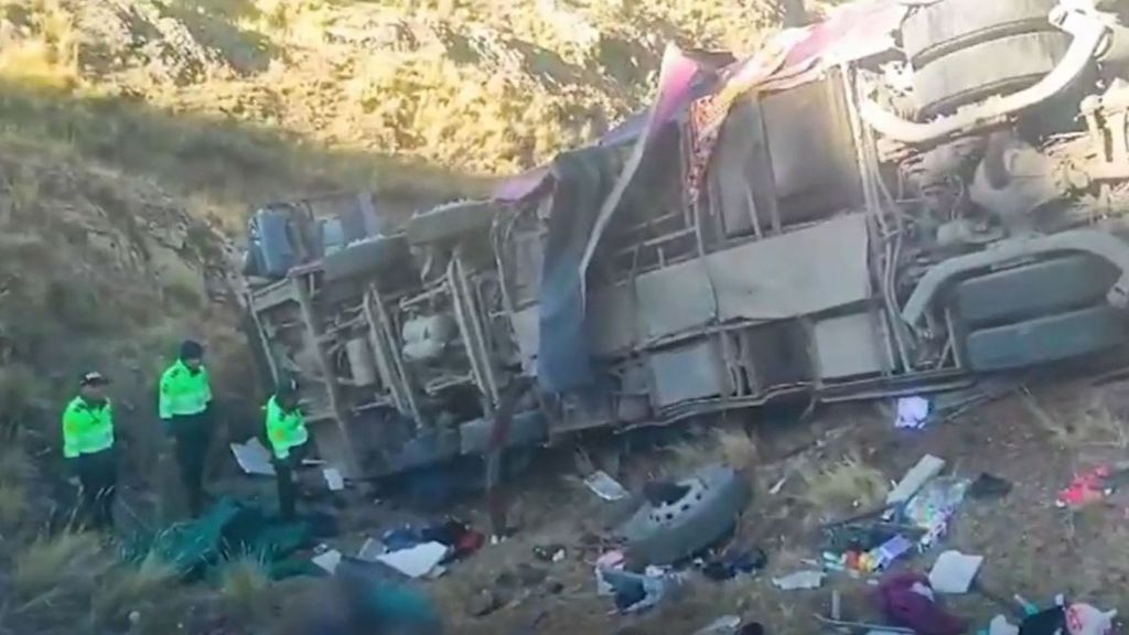 Un accidente de autobús en Perú deja 23 muertos tras un despiste del conductor: las imágenes del siniestro