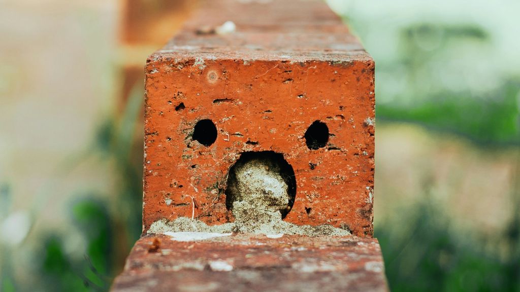 Un ladrillo 'vomitando'