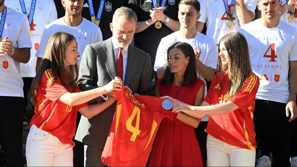 un regalo y el paso al frente de la reina letizia anecdotas del encuentro en zarzuela de la seleccio 79ab