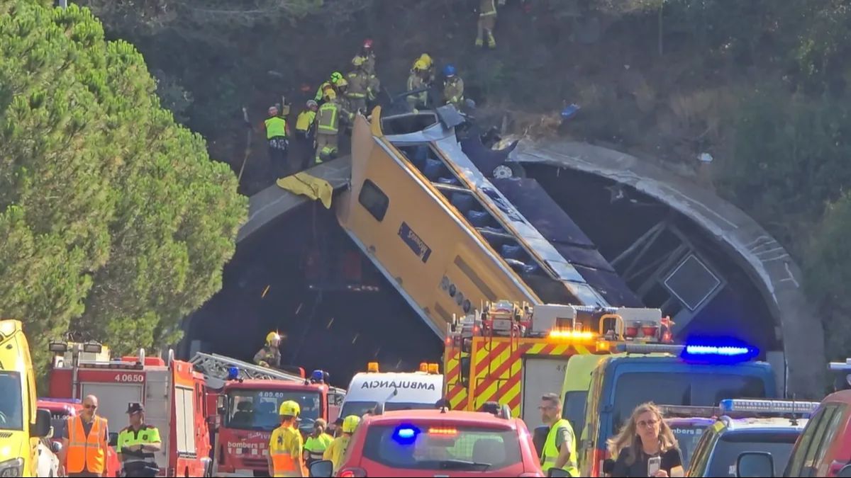 Vuelca un autobus con 60 pasajeros a bordo en un tunel de la C-32 en Barcelona