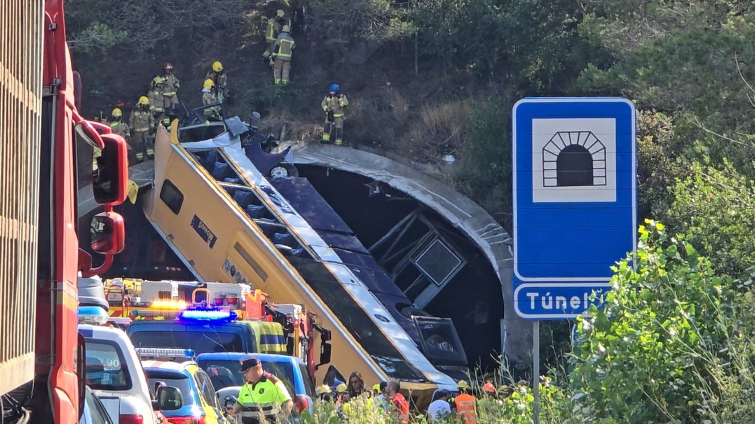 Vuelca un autobús en un túnel de la C-32 en Barcelona