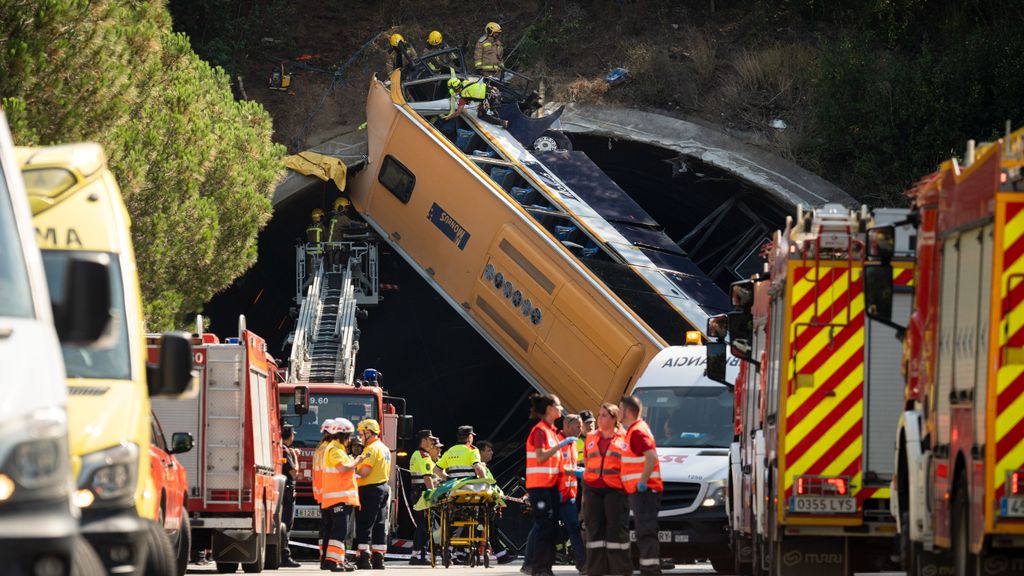 Accidente de un autocar de trabajadores del grupo Inditex a la entrada de un túnel de la C-32, a la altura de Pineda (Barcelona)