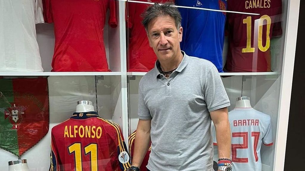 Alfonso posa en el museo del Real Betis con una camiseta suya de la selección de fondo