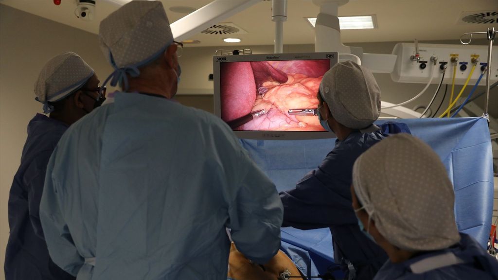 Cirugía a un paciente para tratar su obesidad en el hospital Universitario de Moncloa. Foto de archivo.