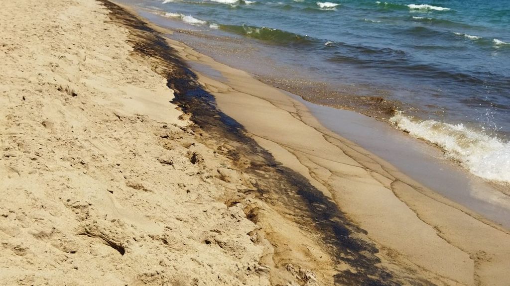 Debido a la baja densidad de la sustancia contaminante y su dispersión, no se han llevado a cabo operaciones de limpieza en el mar