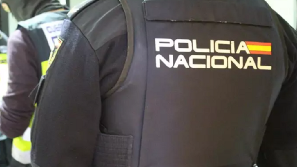 Detenido el joven que roció con un líquido inflamable y prendió fuego a otros tres en un banco de Entrevías