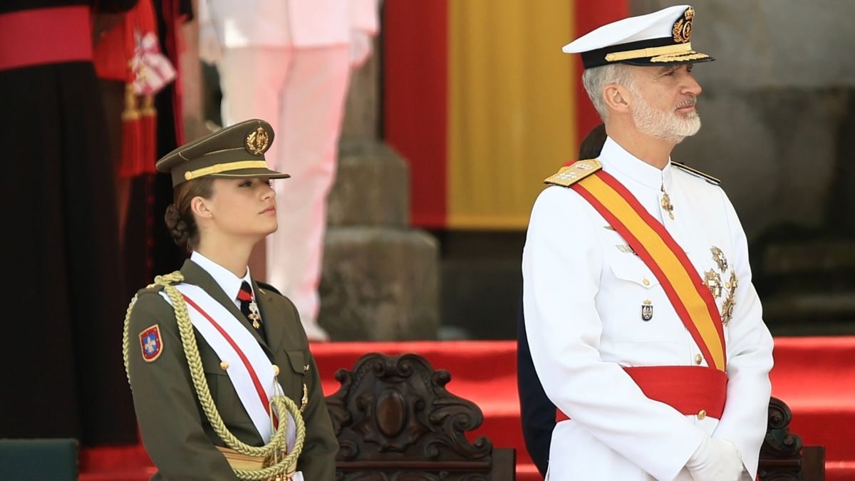 El rey Felipe VI anima a su hija a esforzarse en la Escuela Naval y regala a la institución una camiseta firmada por los campeones de la Eurocopa