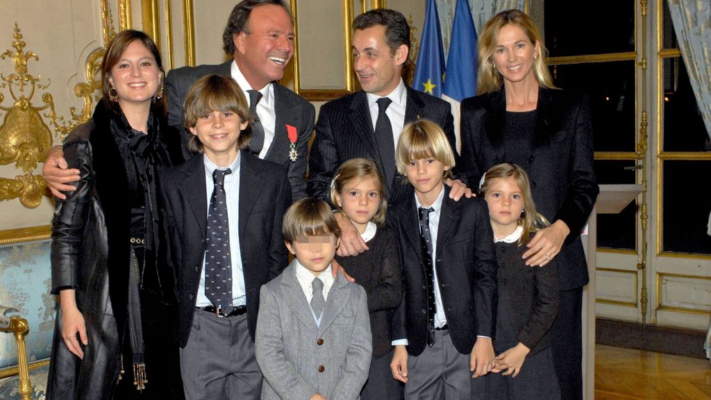 Julio, Miranda y sus hijos pequeños, junto a Chábeli y Sarkozy, en una imagen de 2007