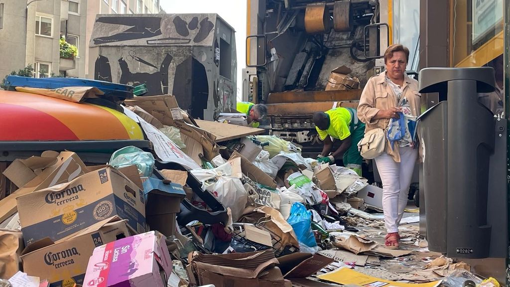 Las montañas de basura siguen colmando los contenedores y las aceras en algunas zonas de A Coruña