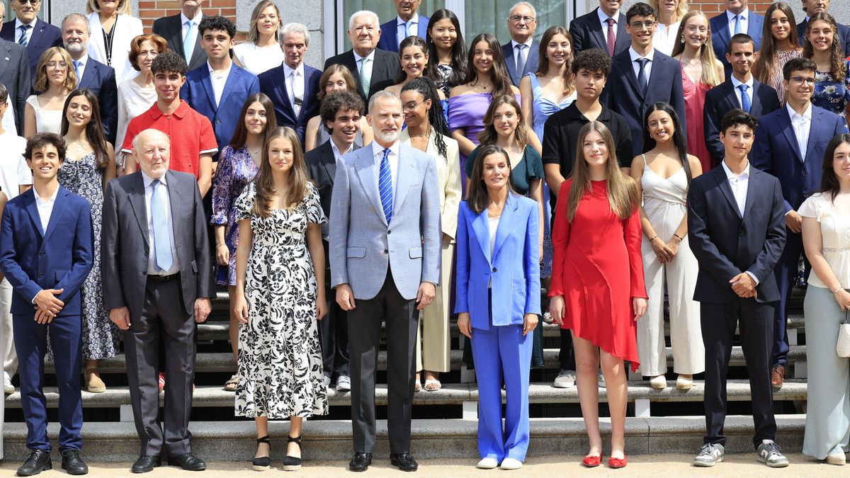 Los reyes y sus hijas, junto a representantes del Patronato de la Fundación Comité Español de los Colegios del Mundo Unido