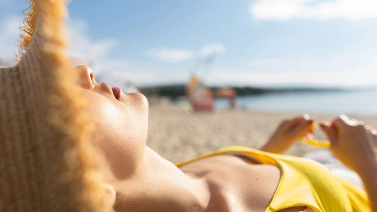 Mujer tomando el sol