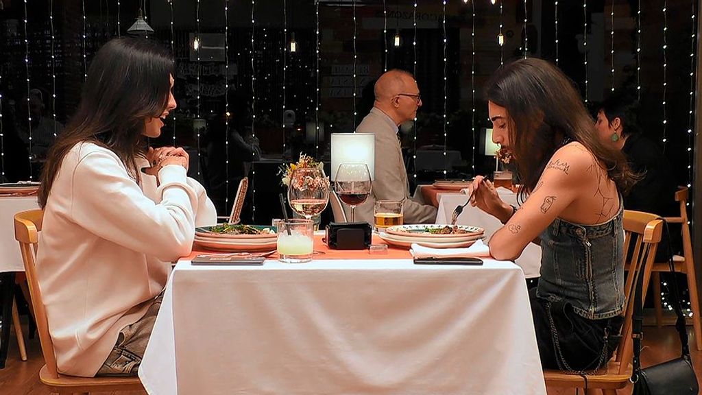 Ni él ni su cita en ‘First Dates’ saben dónde está Praga: “Fuera de España”