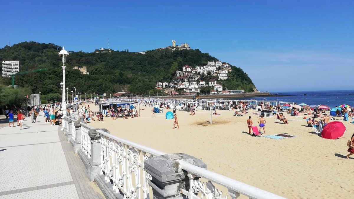 Playa de Ondarreta, en San Sebastián, donde han aparecido medusas carabela portuguesa