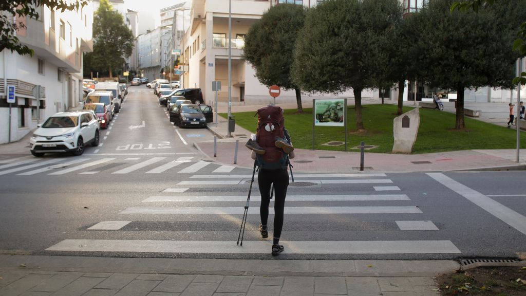 Provincia de Lugo. La Vía Künig, denominada así en honor al monje alemán Hermann Künig, es una variante del Camino de Santiago que transcurre por las provincias de León y Lugo y que tiende a evitar las grandes cumbres de entrada a Galicia. La leyenda dice que el monje Künig trazó un itinerario más sencillo para los peregrinos que intentaran llegar a Santiago en los meses de invierno, cuando las cumbres de Os Ancares y de los Montes Galaico-Leoneses permanecen cubiertas de nieve. En la imagen, una peregrina cruza un paso de peatones en la Ronda das Fontiñas, por donde transcurre la Vía Künig en la ciudad de Lugo, en la tarde del jueves 15 de septiembre