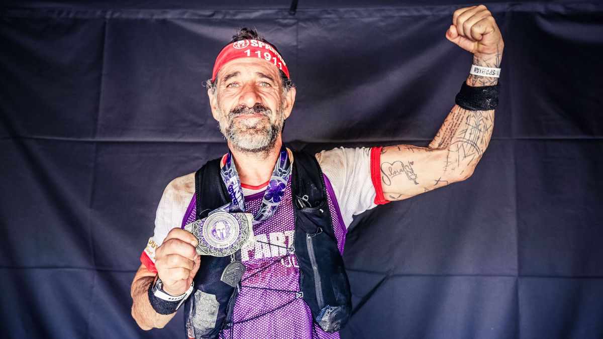 Sergio posa con la medalla de la Spartan Race Ultra de la que salió campeón del mundo