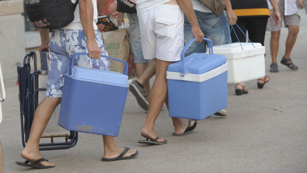 Un día de playa significa cargar con neveras y un buen festín de comida