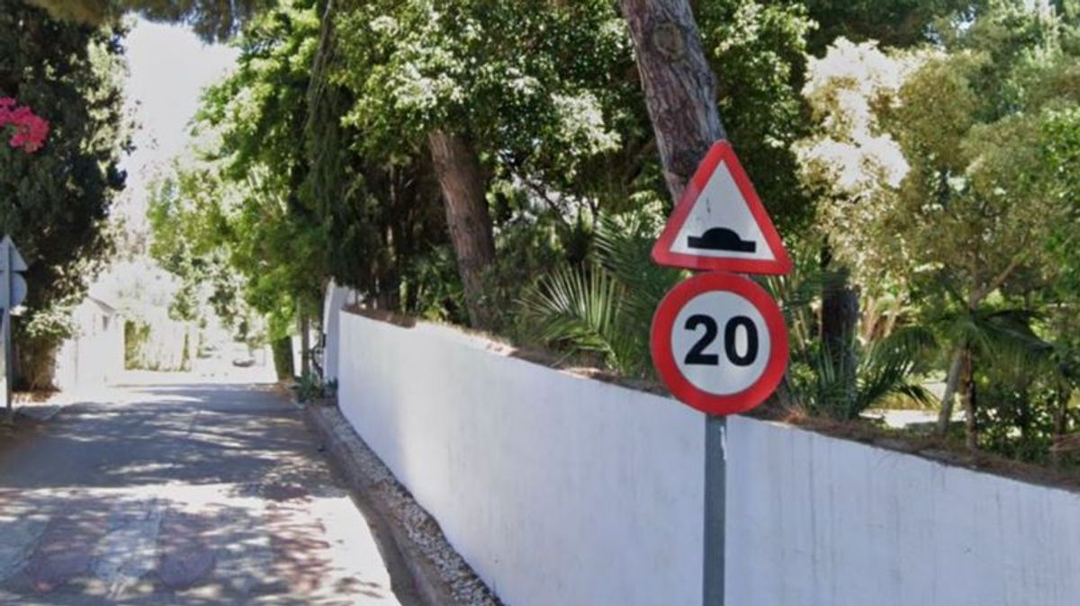 Un muerto y cuatro heridos al colisionar una moto y un coche en Marbella