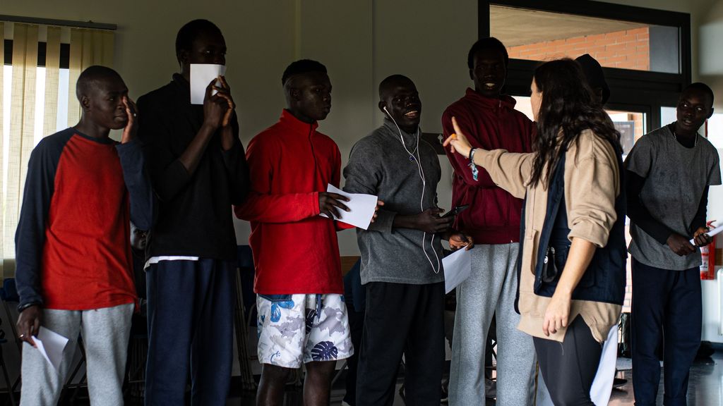 Varios migrantes procedentes de Canarias con una voluntaria de Accem en Pontevedra