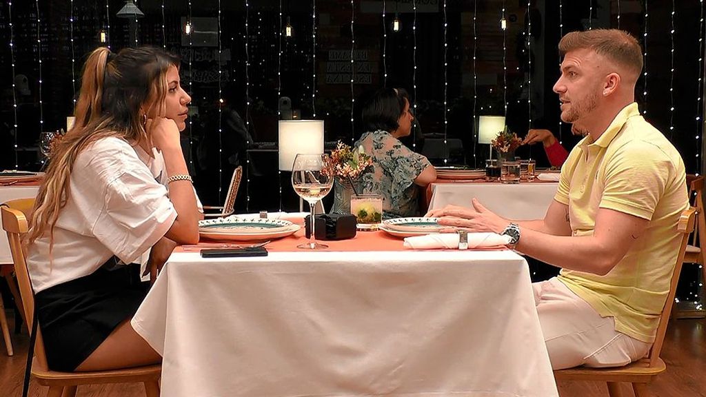 Alejandra y Pedro durante su cita en 'First Dates'