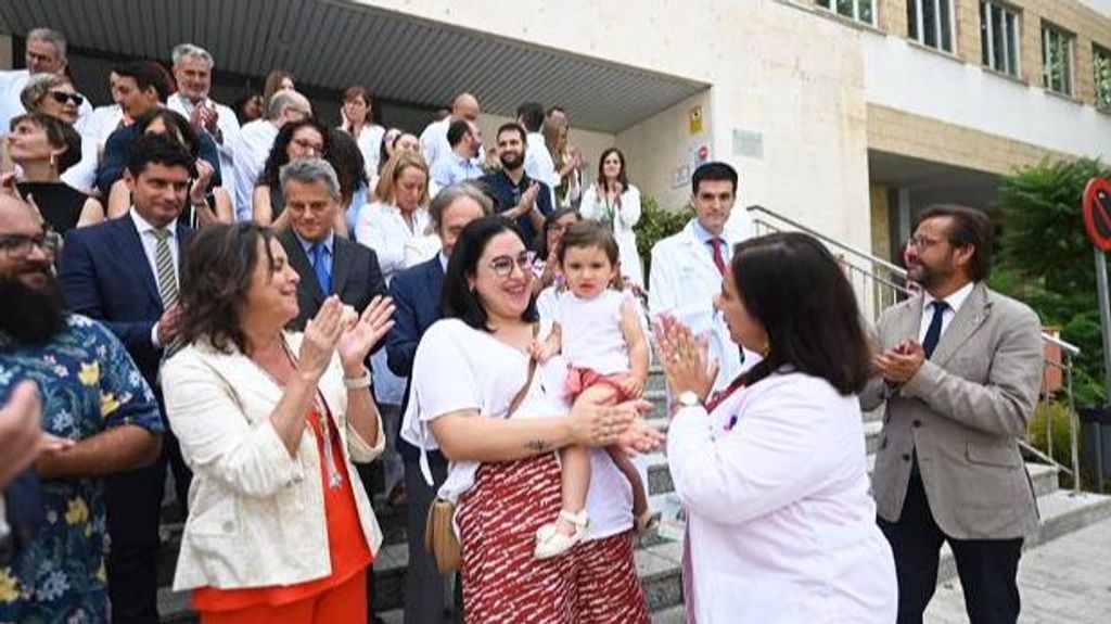 Celebración de los especialistas de la intervención exitosa a Nabila